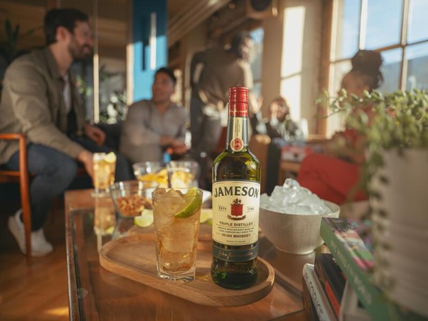 friends enjoying jameson irish whiskey cocktails after opening the bottle correctly